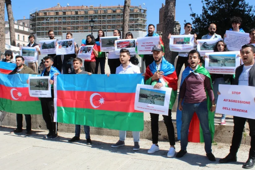 Azərbaycanlı gənclər Serj Sarkisyanın İtaliyaya səfərinə etiraz olaraq Romada aksiya keçiriblər