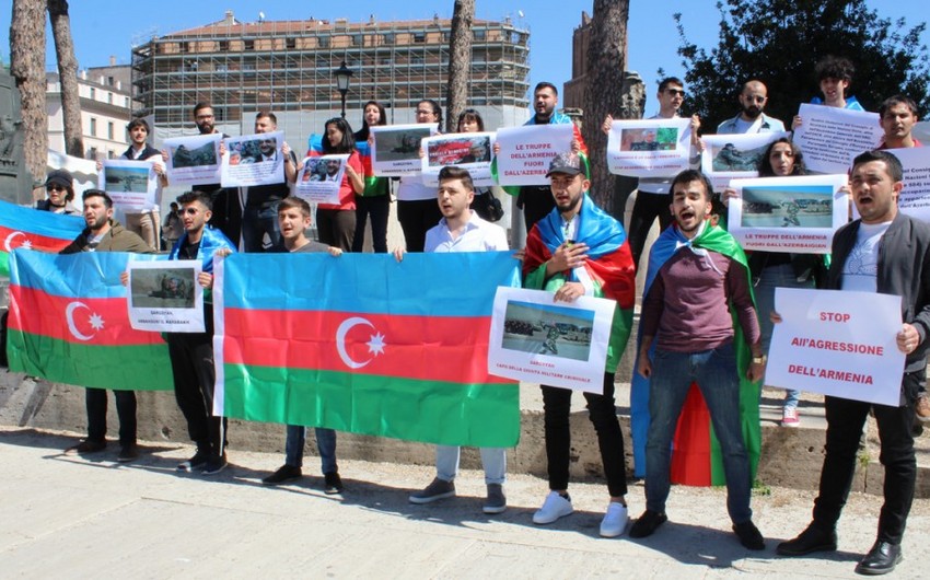 Azərbaycanlı gənclər Serj Sarkisyanın İtaliyaya səfərinə etiraz olaraq Romada aksiya keçiriblər