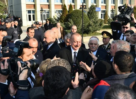 Prezident Ağsuda zəlzələnin nəticələrinin aradan qaldırılması ilə bağlı görülən işlərlə yerində tanış olub
