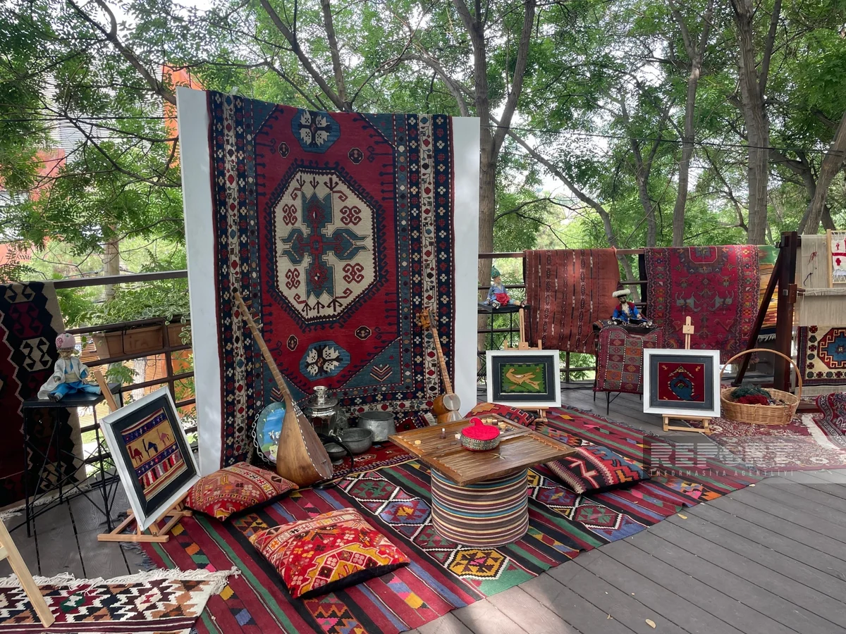 Gürcüstanda festivalda Azərbaycan xalçaları, musiqi alətləri, geyimləri nümayiş etdirilib