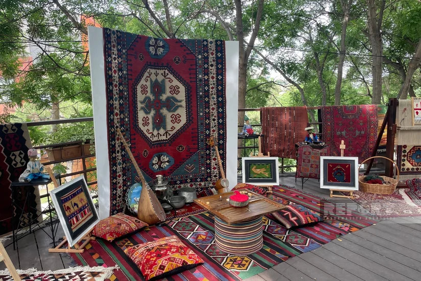 Gürcüstanda festivalda Azərbaycan xalçaları, musiqi alətləri, geyimləri nümayiş etdirilib