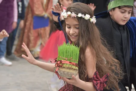 Gürcüstanda nazir müavini azərbaycanlı məktəblilərin Novruz şənliyinə qatılıb