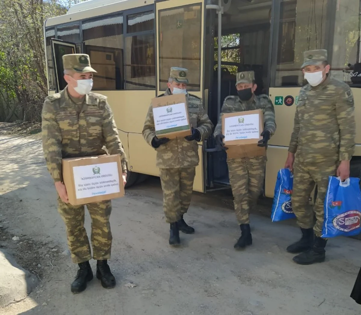Hərbçilər əlillərə və müharibə veteranlarına baş çəkiblər