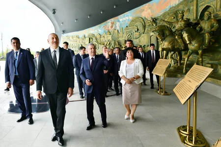 President Ilham Aliyev visits Independence Monument in Tashkent