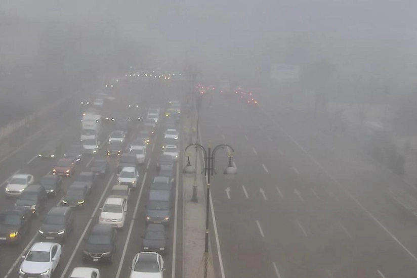 В Баку на более чем 10 улицах и проспектах наблюдаются пробки