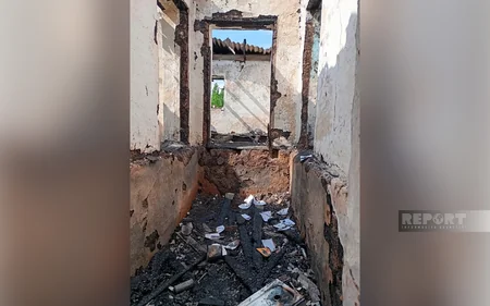 Cəlilabadda 3 otaqlı ev əşyaları ilə birlikdə yanaraq kül olub 