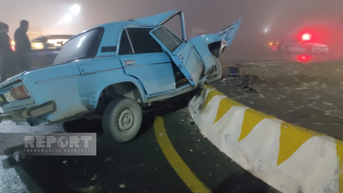 Qaxda avtomobil beton maneəyə çırpılıb, xəsarət alanlar var