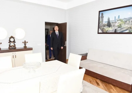 Prezident İlham Əliyev hərbçilər üçün inşa edilən binada yaradılan şəraitlə tanış olub