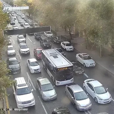 Bakının bir çox yollarında nəqliyyatın sıxlığı müşahidə edilir - SİYAHI