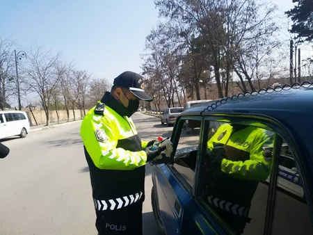 Polis sürücülərə tibbi spirt, maska və əlcək payladı