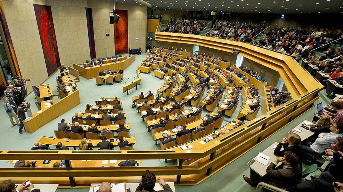 Парламент Нидерландов поддержал проведение досрочных выборов