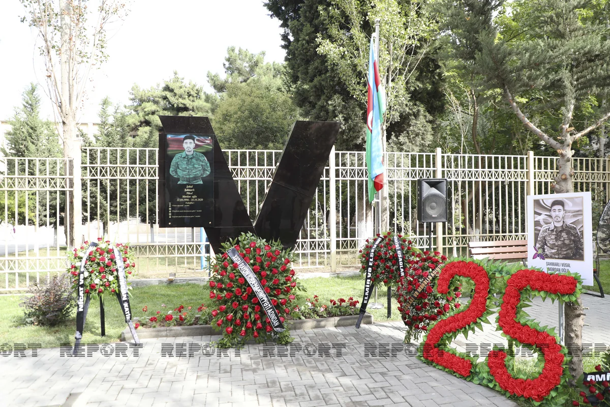 Ailəsi ilə danışdıqdan 40 dəqiqə sonra şəhid olan hərbçinin xatirə lövhəsi açılıb