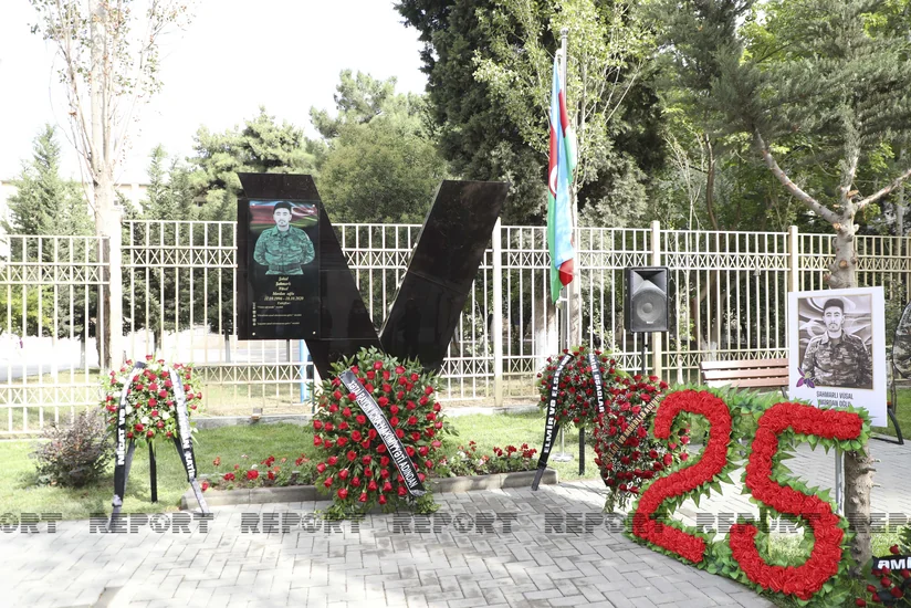 Ailəsi ilə danışdıqdan 40 dəqiqə sonra şəhid olan hərbçinin xatirə lövhəsi açılıb