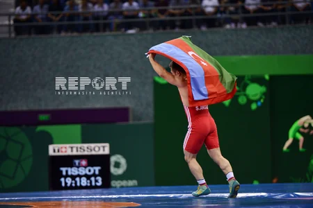 Türkiyəli güləşçi qələbəsini iki bayraqla qeyd edib - FOTO