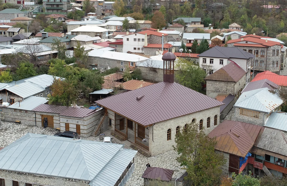 Prezident və birinci xanım Lahıcda məsciddəki bərpa-təmir işləri ilə tanış olublar