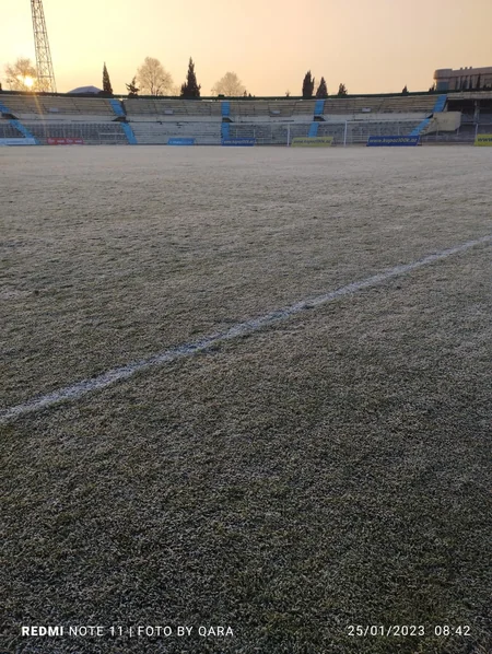 Gəncə stadionunun ot örtüyünə qulluq edən şirkət: “Sahənin qışdan sonra özünə gəlməyə vaxtı olmadı”