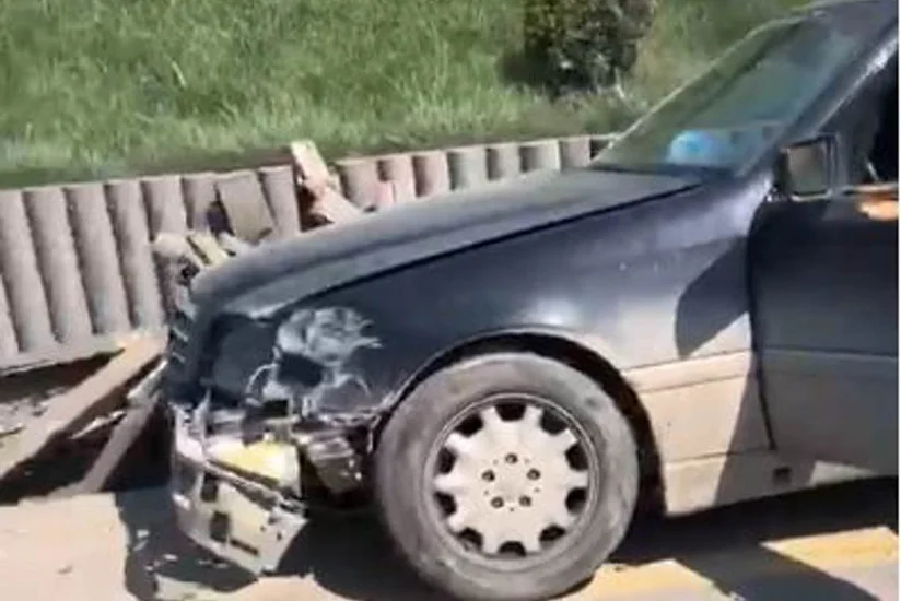 В Баку Mercedes врезался в лондонское такси - ВИДЕО