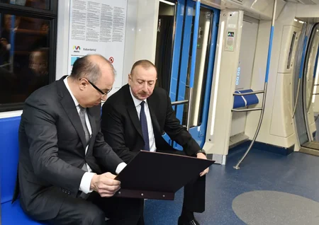 Prezident İlham Əliyev paytaxta gətirilən yeni metro qatarlarında yaradılan şəraitlə tanış olub - YENİLƏNİB