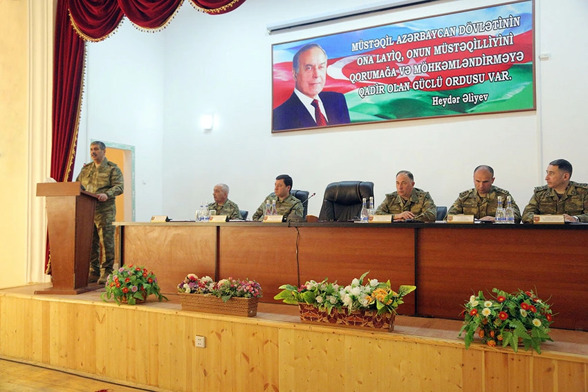 Cəbhəboyu zonada yerləşən qoşunlara aktiv döyüşlərə hazır olmaq və düşmənə ciddi zərər vurmaq tapşırığı verilib