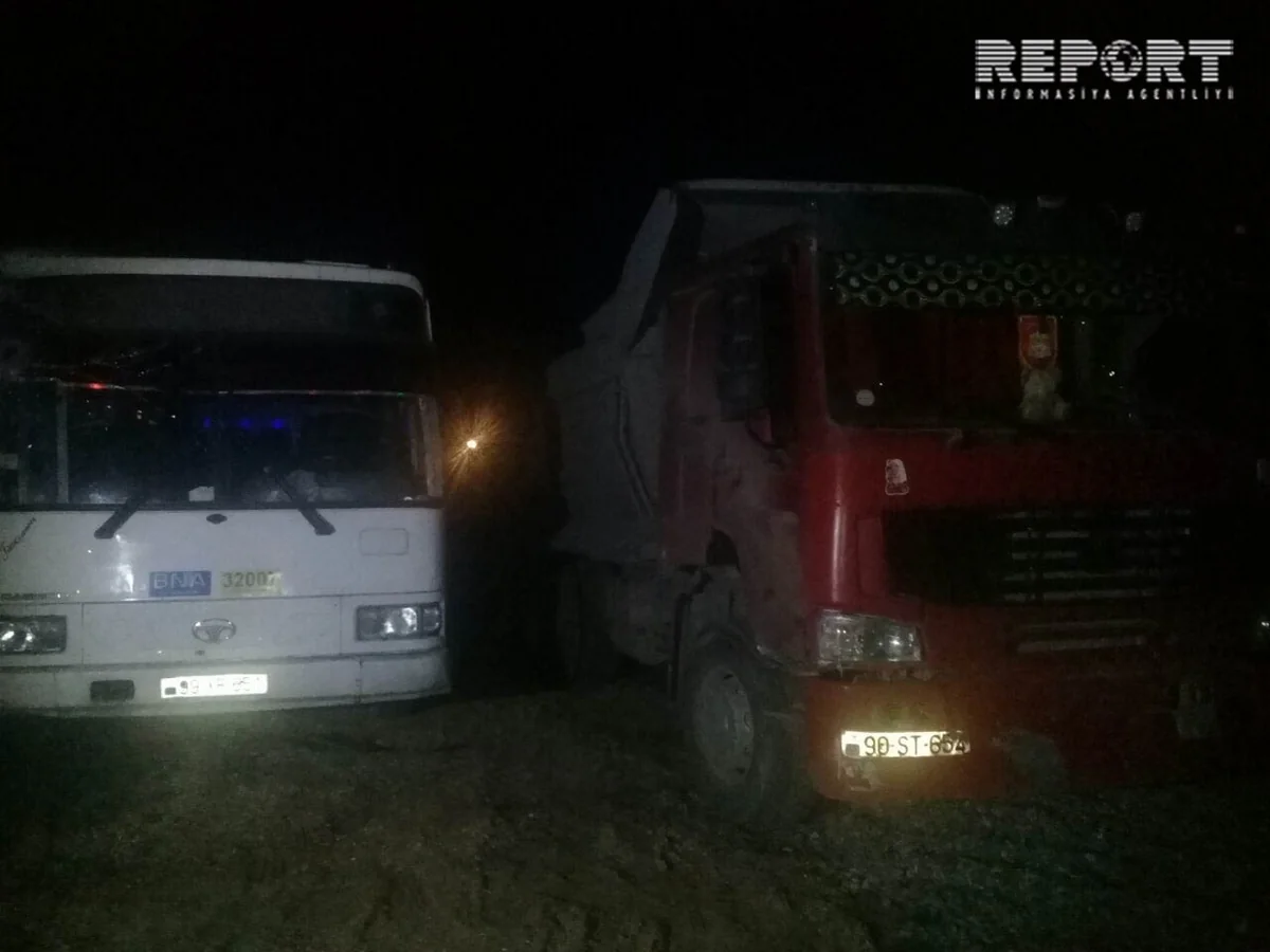 Bakıda sərnişin avtobusu yük maşınına çırpılıb, yaralananlar var - FOTO