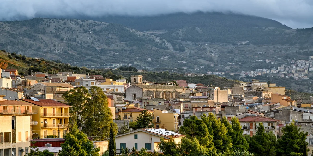 İtaliyanın cənubunda 1 avroya evlər satılır