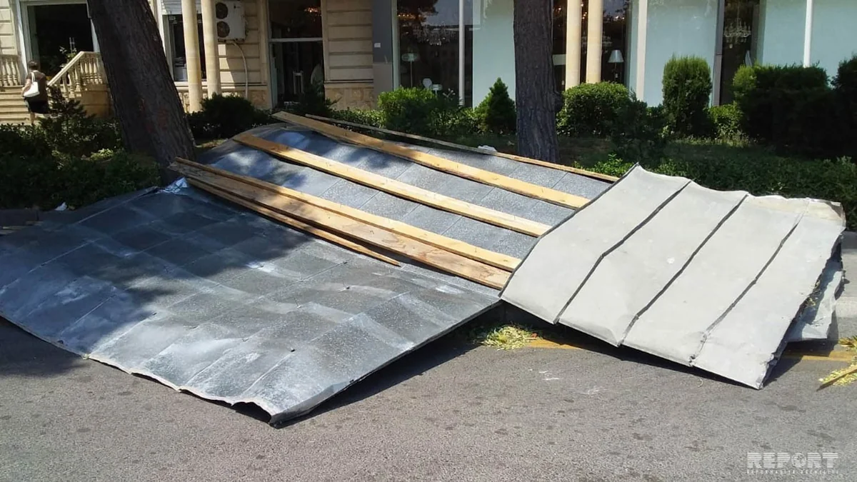 Bakıda güclü külək binanın damını uçurub - FOTO - VİDEO - YENİLƏNİB