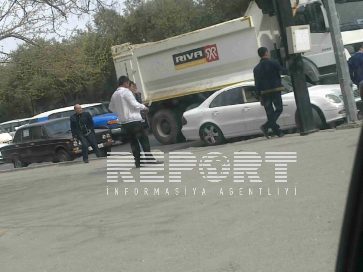 ​Bakıda tikinti şirkətinin yük maşını qəzaya uğrayıb, yaralanan var - FOTO