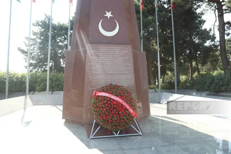 ​Zəfər Günü münasibəti ilə Bakıda Şəhidlər xiyabanı və Türk şəhidliyi ziyarət olunub
