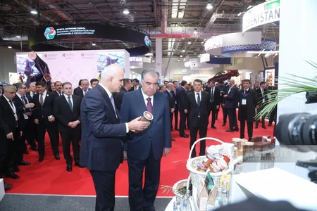 Tacikistan Prezidenti SPECA sərgisini ziyarət edib