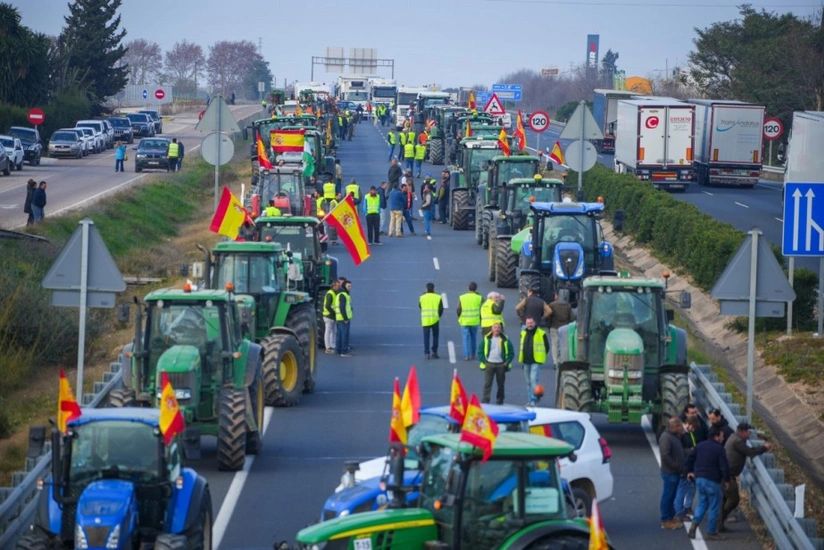 Protesting Spanish farmers block roads near French border
