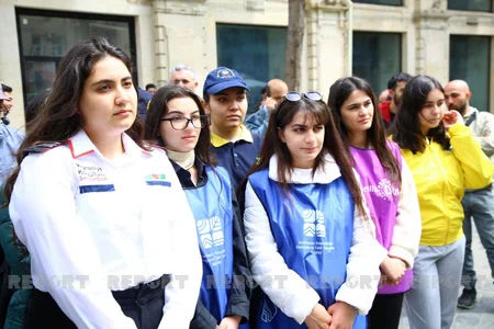 Bakıda heykəllər yuyulur