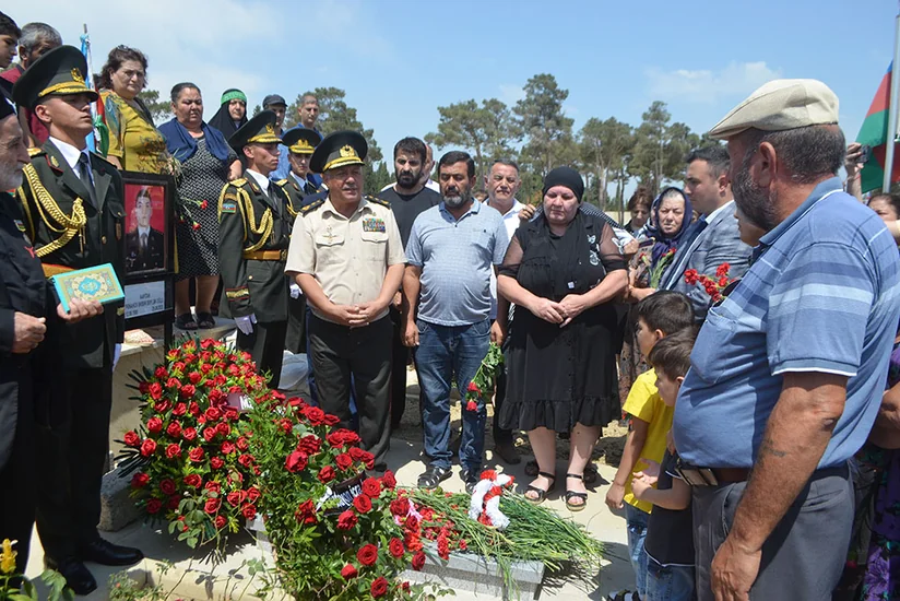 Şəhid zabitin xatirəsi anılıb