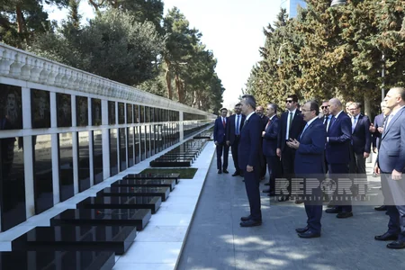 Türkiyənin Müdafiə Sənayesi Komitəsinin sədri Şəhidlər xiyabanını və “Türk şəhidliyi” abidəsini ziyarət edib - YENİLƏNİB