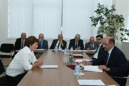 Əbülfəs Qarayev vətəndaşlara kömək edəcəyinə söz verib