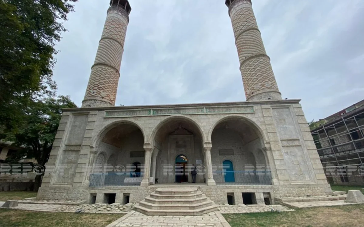 В мечети Юхары Говхар Ага совершен намаз