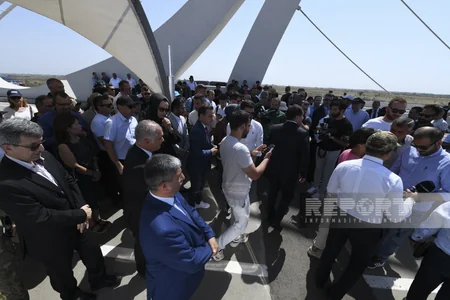 Hikmət Hacıyev: “Qarabağın erməni sakinlərinin hər hansı təchizata ehtiyacı olsa, Ağdam-Xankəndi yolu işləkdir”