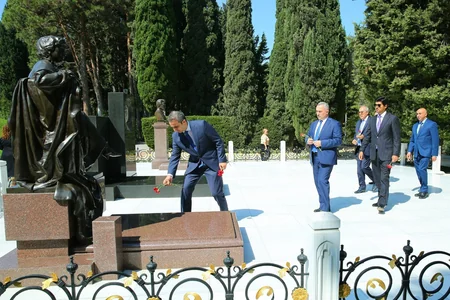 QHT nümayəndələri Anım Günü ilə əlaqədar Fəxri və Şəhidlər xiyabanları ziyarət ediblər