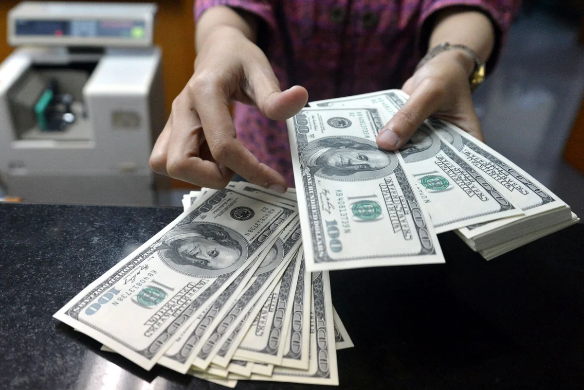 Demand for dollar increases in deposit auction