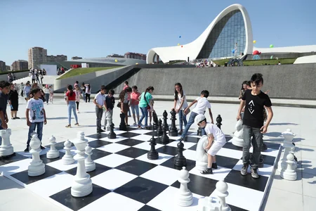 Heydər Əliyev Mərkəzinin parkında Uşaq festivalı keçirilib