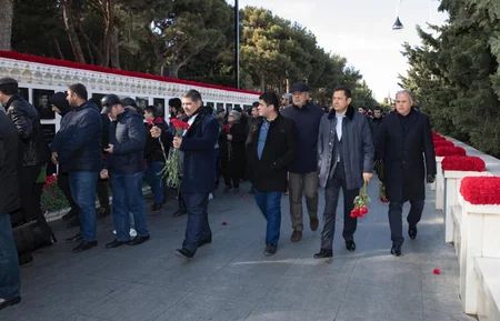 SOCAR-ın kollektivi Şəhidlər Xiyabanını ziyarət edib