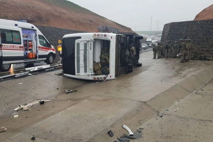 Türkiyədə hərbi maşın aşıb, 10 nəfər yaralanıb