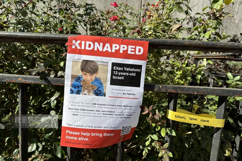 У штаб-квартиры ООН в Нью-Йорке развешаны листовки с данными лиц, похищенных боевиками ХАМАС