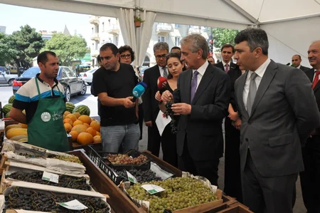 Əli Əhmədov və İnam Kərimov Yaşıl bazara gedib: İki manata kartof olmaz