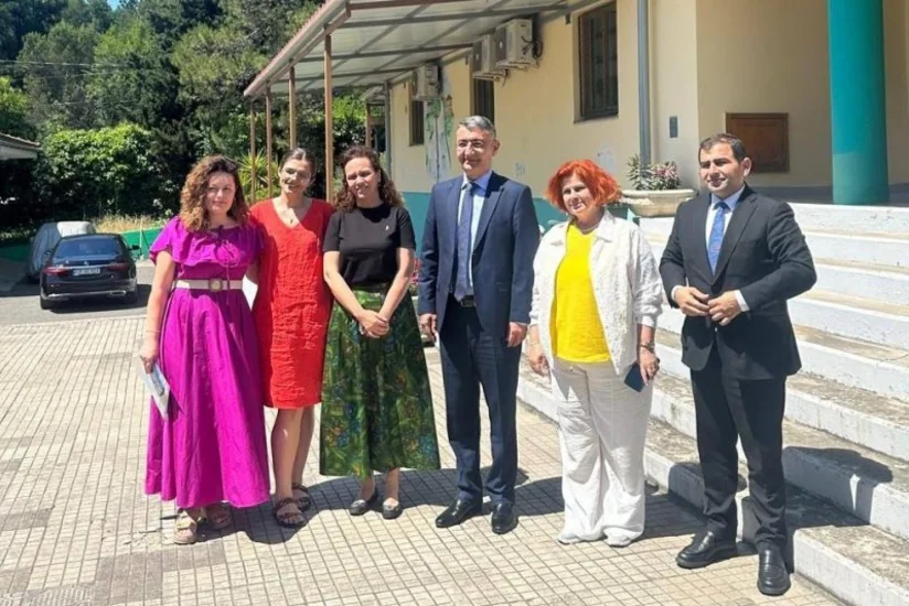Azərbaycanın Albaniyadakı səfirliyi sığınacaqdakı uşaqlar üçün xeyriyyə aksiyası keçirib