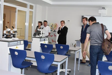 Fransalı dövlət xadimləri Bakı Fransız Liseyində olub