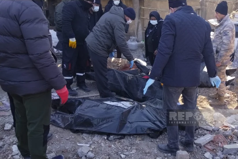 Азербайджанские спасатели извлеки из-под завалов в Турции еще 11 тел