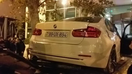 Bakıda yüksək sürətlə hərəkət edən “BMW” otelin giriş qapısına çırpılıb