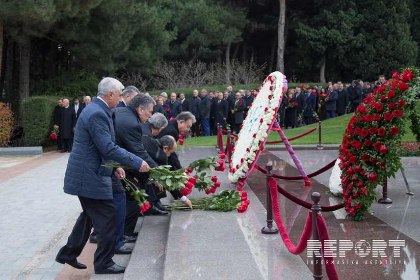 Yeni Azərbaycan Partiyasının rəhbərliyi ümummilli lider Heydər Əliyevin məzarını ziyarət ediblər