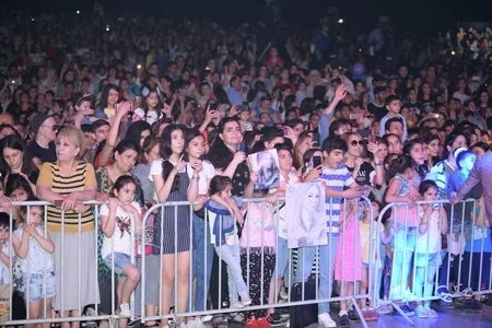Heydər Əliyev Mərkəzinin parkında Xalq artisti Aygün Kazımovanın konserti olub