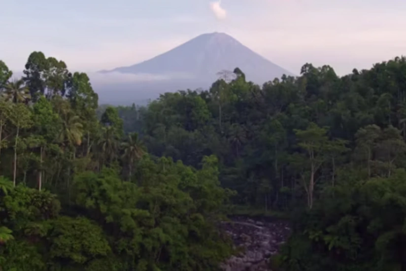 İndoneziyanın şərqində Semeru vulkanı 800 metr hündürlüyünə kül püskürüb